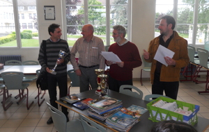 Alban PICARD, brillant vainqueur (brandissant la coupe, à gauche)
A sa gauche, respectivement, Paul JANY, président du club d'Amiens, Michel MIRAUT, arbitre de l'épreuve, et David BELLEMERE, pdt. de l'EPM et du CDJE SOMME