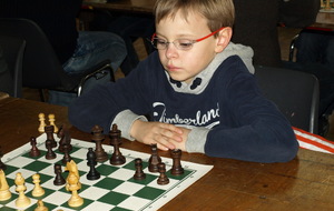 Intense réflexion pour ce jeune espoir des échecs.