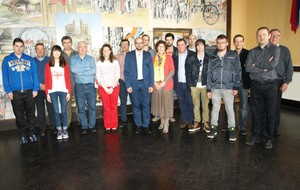 Samedi 11 avril, Hôtel de Ville d'Abbeville : 
Photo de groupe avant le coup d'envoi
Les deux équipes d'Abbeville et de GONFREVILLE L ARCHER ; au centre, les élus élus municipaux et départementaux, Mme MICHAUX, M. DECAYEUX, M. DOVERGNE. 